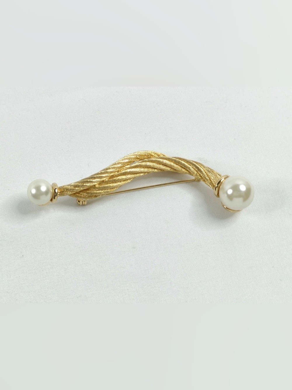 Christian Dior gold-tone brooch from the 1980s twisted rope design - faux pearls